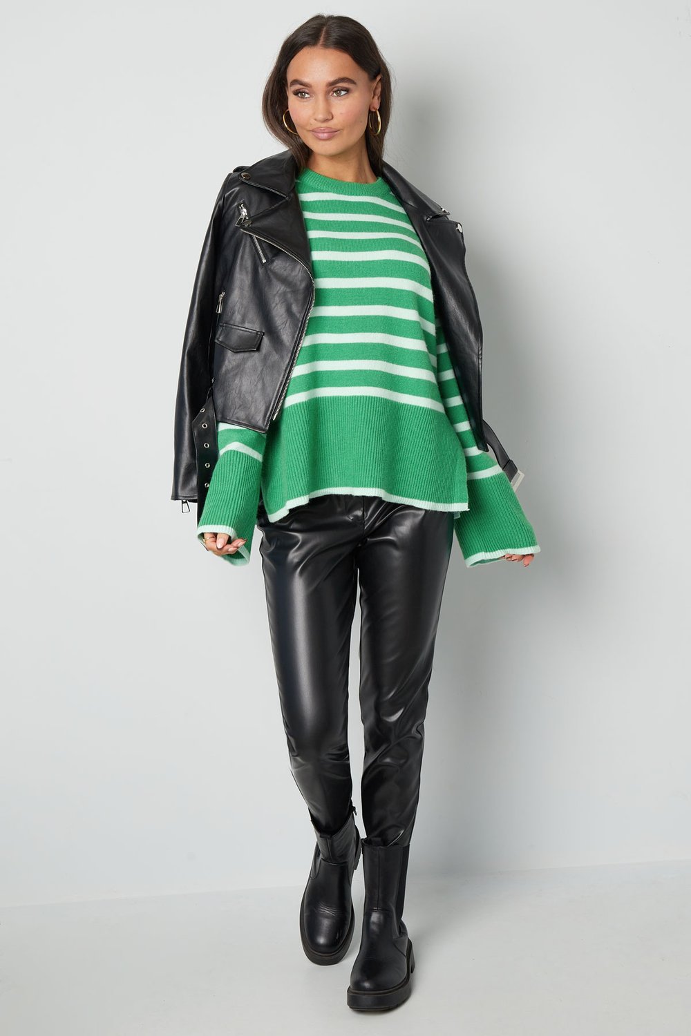 Breiter Strickpullover mit Streifen und ausgestellten Ärmeln – schwarz h5Bild6